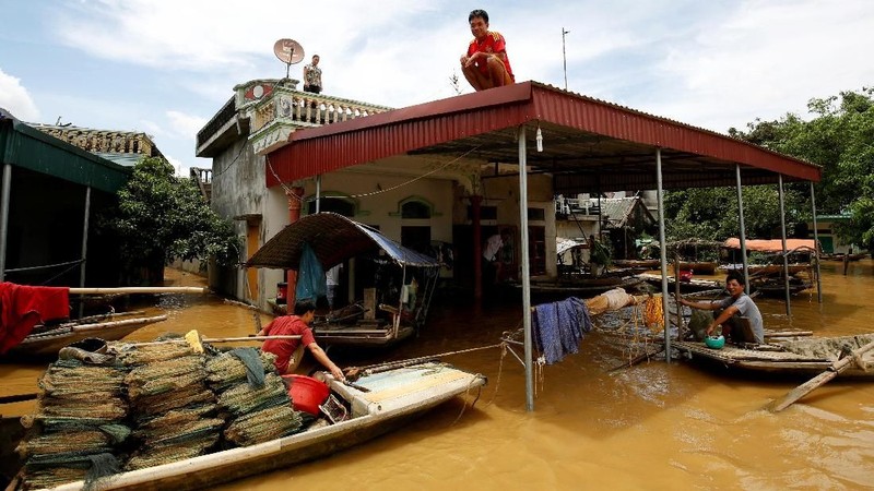 Lebih dari 5.000 rumah rusak, hanyut, tenggelam atau ambruk, sekitar 82.000 hektar (200.000 hektar) tanaman rusak.