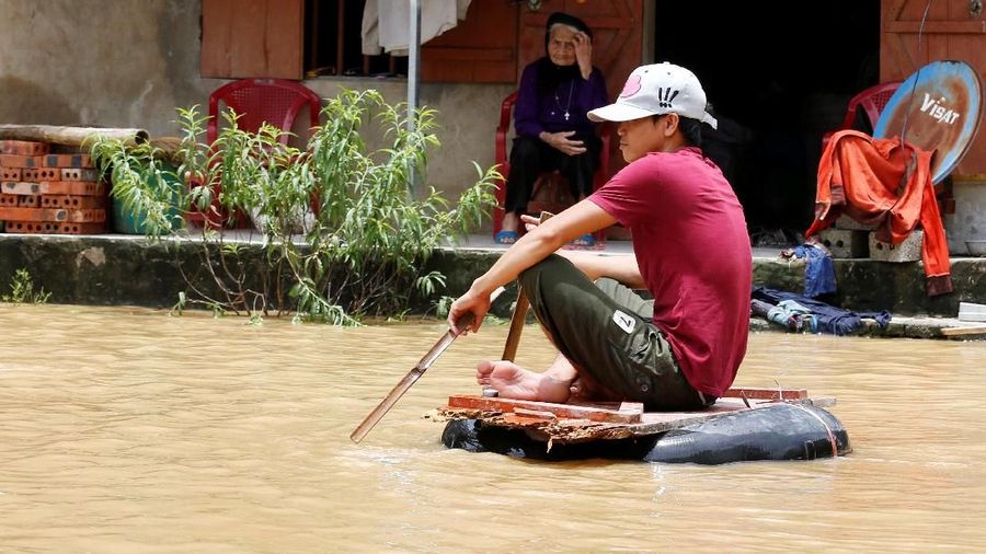 Lebih dari 5.000 rumah rusak, hanyut, tenggelam atau ambruk, sekitar 82.000 hektar (200.000 hektar) tanaman rusak.