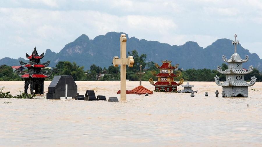 Lebih dari 5.000 rumah rusak, hanyut, tenggelam atau ambruk, sekitar 82.000 hektar (200.000 hektar) tanaman rusak.
