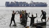 Para peserta merayakan kemenangan di ajang Olimpiada Lumpur di tepi sungai Elbe, Jerman. (REUTERS/Morris Mac Matzen)