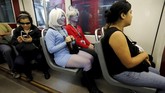 Tak heran jika banyak pengunjung yang berbusana seperti karakter dalam tayangan-tayangan itu. (REUTERS/Mike Blake)