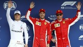 Sebastian Vettel pose bersama Valtteri Bottas (kiri) dan Kimi Raikkonen usai babak kualifikasi GP Jerman. (REUTERS/Ralph Orlowski)