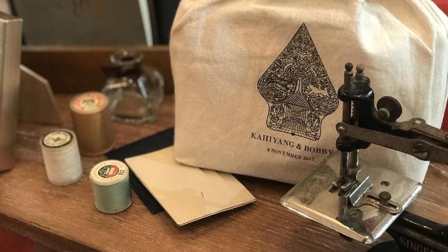 Dalam dua tahun terakhir ada beberapa item suvenir yang kian dicari yakni pouch custom.