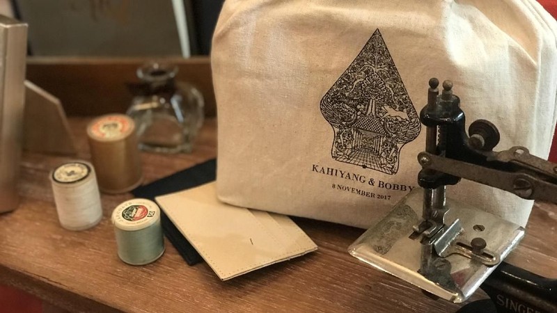 Dalam dua tahun terakhir ada beberapa item suvenir yang kian dicari yakni pouch custom.