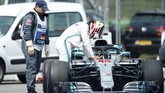 Rival Sebastian Vettel dalam perebutan gelar juara dunia F1 2018, Lewis Hamilton, gagal menembus Q1 setelah mengalami masalah mesin. (REUTERS/Ralph Orlowski)