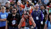Menurut Miguel Capuchino, salah satu pengunjung yang berbusana seperti karakter dalam 'The Nightmare Before Christmas,' Comic Con merupakan ajang ‘keluarga’ pencinta komik dan film yang sering dianggap aneh berkumpul, tanpa ada penghakiman. (REUTERS/Mike Blake)