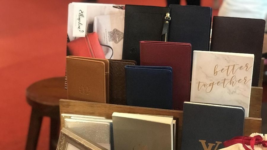 Dalam dua tahun terakhir ada beberapa item suvenir yang kian dicari yakni pouch custom.