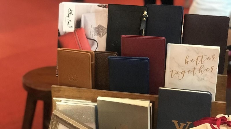 Dalam dua tahun terakhir ada beberapa item suvenir yang kian dicari yakni pouch custom.