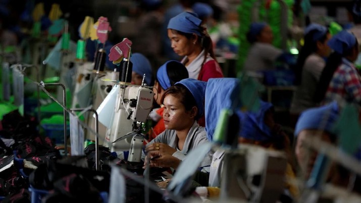 Women work on the production line at Complete Honour Footwear Industrial, a footwear factory owned by a Taiwan company, in Kampong Speu, Cambodia, July 4, 2018. REUTERS/Ann Wang    SEARCH 