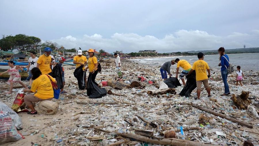 Menteri Susi membuat gerakan hari hadap laut, dalam sehari bisa terkumpul 1,14 ton sampah dari 73 titik laut di RI