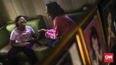 Sasha (14) dan Rara (10) kakak beradik yang menekuni ventriloquism sejak 5 tahun yg lalu. Mereka selalu tampil dengan boneka bernama Shania dan Saskia. (CNN Indonesia/ Hesti Rika)