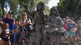 Terdapat puluhan bahkan ratusan patung hidup, yang datang dari berbagai daerah dan lintas negara, seperti Argentina, Rusia dan Italia. (REUTERS/Yves Herman)