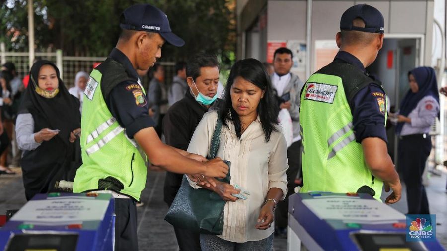 Selama masa pembaharuan dan pemeliharaan sistem tiket elektronik, penumpang harus membeli tiket kertas.