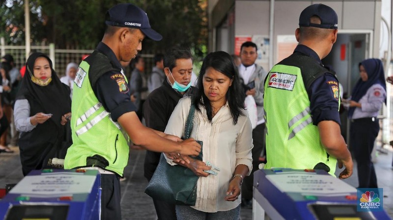 Selama masa pembaharuan dan pemeliharaan sistem tiket elektronik, penumpang harus membeli tiket kertas.