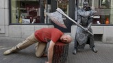 Ada lebih dari 50 ribu pengunjung, dari dalam maupun luar negeri, yang menyaksikannya. (REUTERS/Yves Herman)