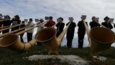 Terompet ini berbentuk kerucut, memiliki corong berbentuk cangkir, dan di bagian ujungnya menyerupai tanduk sapi. Panjang alphorn bisa mencapai empat meter, bahkan lebih.
