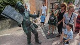 Meski begitu, mereka tetap bergerak, sehingga disebut patung hidup. (REUTERS/Yves Herman)