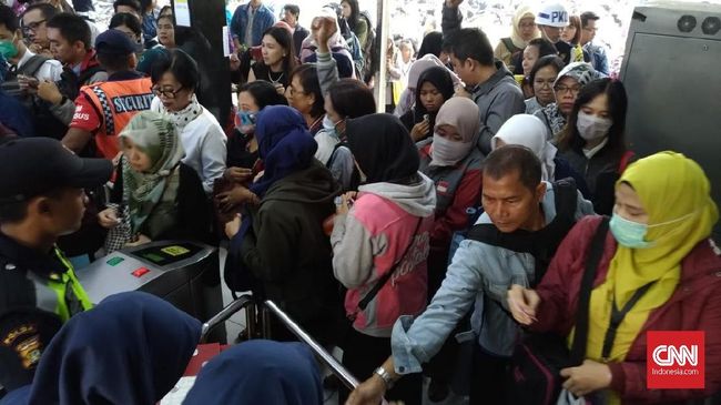 Kepanikan <i>Emak-Emak</i> Bikin Rusuh Antrean Tiket KRL