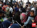 Kepanikan <i>Emak-Emak</i> Bikin Rusuh Antrean Tiket KRL