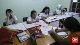 Sasha dan Rara bersekolah di homeschooling Primagama Sunter. Rara belajar menjadi ventriloquist dari sering melihat kakaknya tampil dan berlatih. Rara pun mengolah suara perut dan menemukan suara yang cocok untuk bonekanya. (CNN Indonesia/ Hesti Rika)