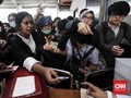 FOTO: Repot Akibat Perubahan Sistem Tiket KRL