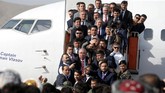 Dostum pergi dari bandara bersama iring-iringannya hanya beberapa menit sebelum ledakan terjadi. (REUTERS/Omar Sobhani)