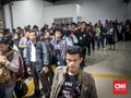 Antrean di Tanah Abang, Petugas KRL Jajakan Tiket Harian