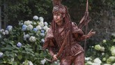 Mereka adalah orang-orang, kebanyakan seniman, yang mendandani diri seperti patung. (REUTERS/Yves Herman)