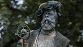 Ada yang berdandan seperti robot, bahkan berbusana bak tokoh seperti Isaac Newton dan Leonardo da Vinci serta Albert Einstein. (REUTERS/Yves Herman)