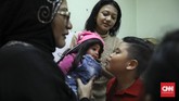 Sasha dan Rara sangat senang ketika penontonnya yang mayoritas anak-anak menyukai karakter boneka Shania dan Saskia. (CNN Indonesia/ Hesti Rika)