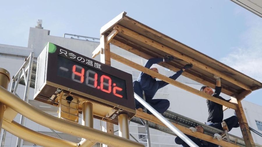 A temperature indicator measures 41.0 degrees Celsius in Kumagaya, north of Tokyo, Japan, in this photo taken by Kyodo July 23. 2018. Mandatory credit Kyodo/via REUTERS ATTENTION EDITORS - THIS IMAGE WAS PROVIDED BY A THIRD PARTY. MANDATORY CREDIT. JAPAN OUT. NO COMMERCIAL OR EDITORIAL SALES IN JAPAN.
