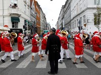 Hebohnya Kongres Ratusan Sinterklas di Denmark