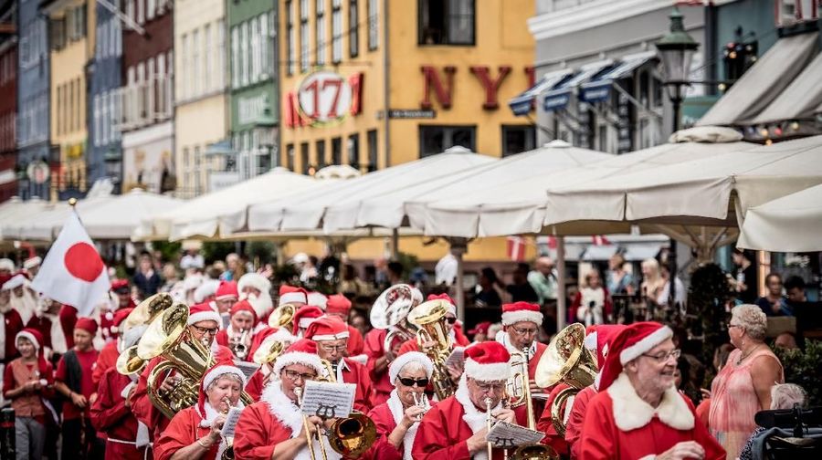 Ratusan Santa Claus dari seluruh dunia berkumpul di sini di ibu kota Denmark. Acara tersebut berlangsung selama tiga hari.