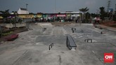 Setelah dibangun pada era Gubernur DKI Ahok, fasilitas skatepark Kalijodo sempat dipuji. Namun, kini tampak tak enak karena penuh tambal, sedangkan di trek BMX masih ada sedikit titik yang berlubang. (CNN Indonesia/Andry Novelino)