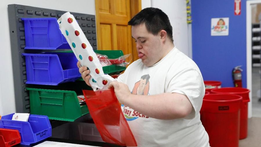 John menyumbangkan persentase penjualannya ke badan amal yang membantu penyandang cacat lainnya.