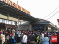 Antrean KRL di Stasiun Depok Mengular Hingga ke Jalan