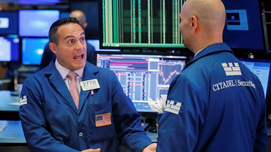 Traders work on the floor of the New York Stock Exchange shortly after the opening bell in New York, U.S., July 23, 2018.  REUTERS/Lucas Jackson