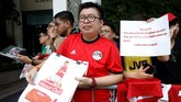 Fan Arsenal dan Mesut Oezil yang seolah menyindir sikap sejumlah publik Jerman yang melontarkan komentar rasialis terhadap pemain itu. Mereka menulis di poster Oezil tetap pemain Arsenal, menang atau kalah. (REUTERS/Edgar Su)