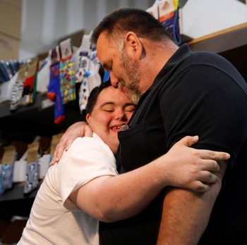 Kisah Anak Down Syndrome yang Sukses Bangun Bisnis Kaus Kaki