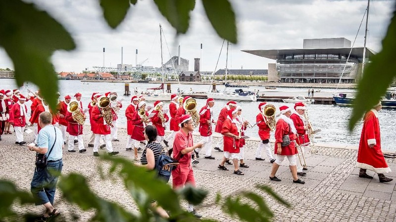 Ratusan Santa Claus dari seluruh dunia berkumpul di sini di ibu kota Denmark. Acara tersebut berlangsung selama tiga hari.