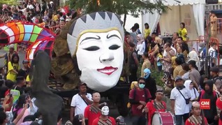 VIDEO: Senyum dari Balik Kirab Topeng di FKY 2018