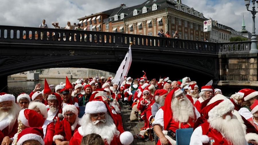 World Santa Claus Congress People dressed as Santa Claus ride a canal boat as they take part in the World Santa Claus Congress, an annual event held every summer in Copenhagen, Denmark, July 23, 2018. REUTERS/Andrew Kelly
