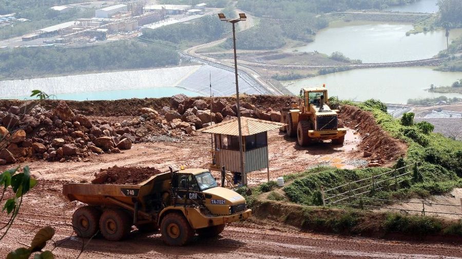 PT Bumi Suksesindo (BSI), anak usaha PT Merdeka Copper Gold Tbk, pemilik konsesi Tambang Tumpang Pitu (Tujuh Bukit) di Banyuwangi Jawa Timur, tahun ini menargetkan produksi emas 155.000-170.000 ounces, atau naik sekitar 8,80%-19,32% year on year (yoy). Tumpang Pitu merupakan tambang ramah lingkungan yang menerapkan sistem Heap Leach (pelindihan) sehingga tidak menghasilkan tailings.