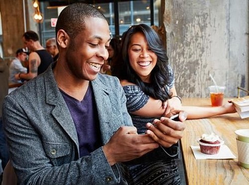 Pengguna Android VS iPhone, Mana yang Lebih Beruntung dalam Percintaan? Pengguna Android VS iPhone, Mana yang Lebih Beruntung dalam Percintaan?