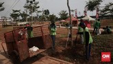 Petugas sedang memperbaiki tanaman yang mati di sekitaran area Taman Kalijodo. Melangkah dari ujung ke ujung taman, hampir bisa dipastikan semua rumput rusak. Terik matahari diduga menjadi penyebab matinya rumput-rumput di sana. (CNN Indonesia/Andry Novelino)