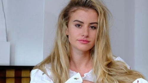 Model Ini Sukses Melarikan Diri dari Penculik dengan Membuatnya Jatuh Cinta Model Ini Sukses Melarikan Diri dari Penculik dengan Membuatnya Jatuh Cinta