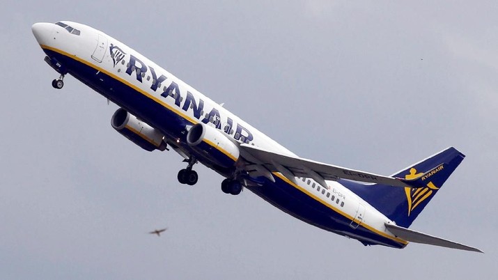Ryanair FILE PHOTO: A Ryanair Boeing 737-800 passenger jet takes off in Colomiers near Toulouse, France, October 19, 2017. REUTERS/Regis Duvignau/File Photo