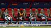 Mesut Oezil (kiri), Antonio Rudiger, Marco Reus danThomas Muller meratapi kegagalan timnas Jerman di fase grup Piala Dunia 2018. Der Panzer kalah 0-2 dari Korea Selatan di laga akhir Grup F. (REUTERS/John Sibley)