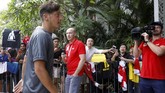 Mesut Oezil menemui para fan di Singapura jelang laga perdana pramusim antara Arsenal melawan Atletico Madrid di ajang International Champions Cup 2018 pada Sabtu (28/7). (REUTERS/Edgar Su)