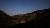 Desa La Estrella bermandi cahaya matahari pagi dikelilingi pegunungan Spanyol. Terletak di lembah wilayah Aragon, dimana serbuk sari beterbangan di atas pepohonan pinus, yang lalu menyebar ke atas lahan yang dulunya ditanami, desa itu terletak di tengah gurun yang sunyi.